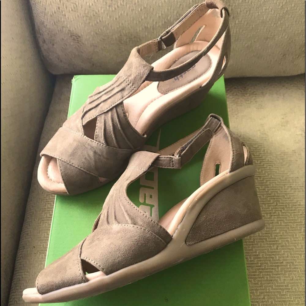 NIB Earth Curvet Wedge Sandals size 10